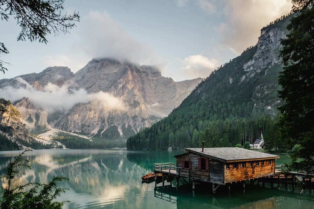 Ruhiger See vor einer weiten Berglandschaft